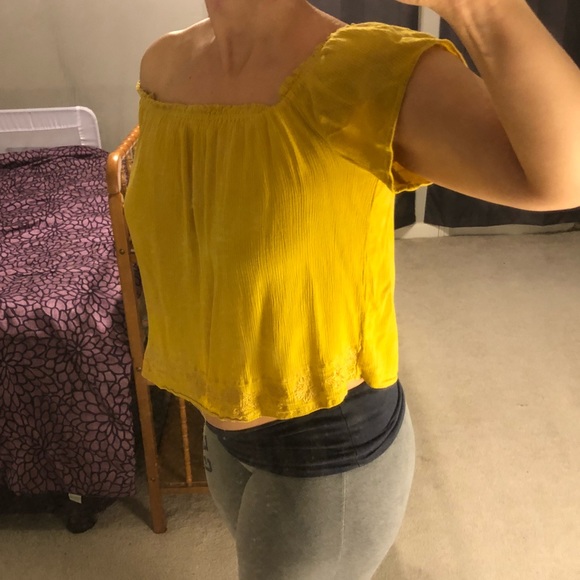 Adorable yellow crop top - Picture 4 of 4